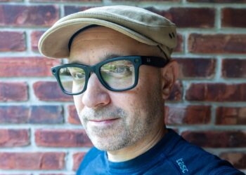 Meta Connect 2025 live updates: Ray-Bans 3, Hypernova smart glasses, Oakley, more